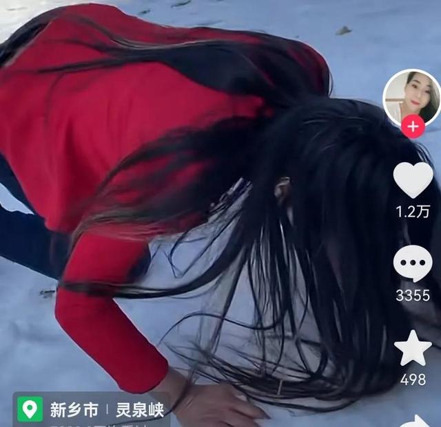 女网红靠装疯卖傻秀下限来博眼球_直播时候上厕所_网友太没下限