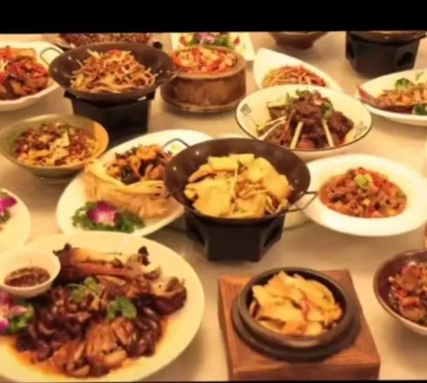 邻小姐麻辣烫开店需要多少钱（邻小姐麻辣烫加盟费是多少）