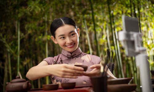 抖音靠什么赚钱-，抖音的老板是谁 抖音靠什么赚钱？