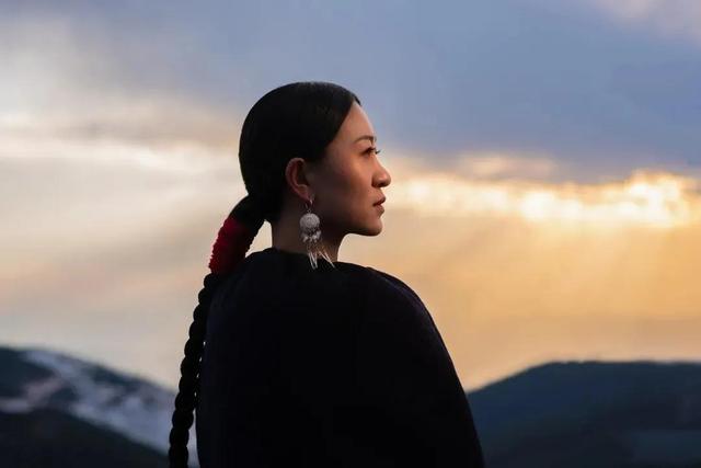 抖音火的彝族歌曲叫啥，抖音彝族很火的一首歌