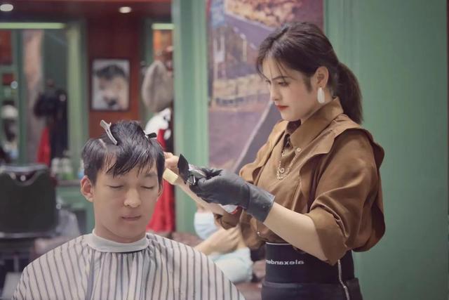 天津理发师一个月能挣多少钱（上海理发师一个月能挣多少钱）