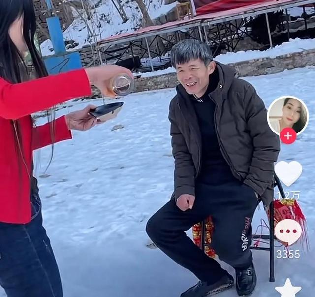 女网红靠装疯卖傻秀下限来博眼球_直播时候上厕所_网友太没下限