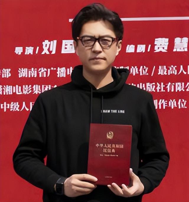 靳东第一任老婆个人简历（靳东现任老婆简历）