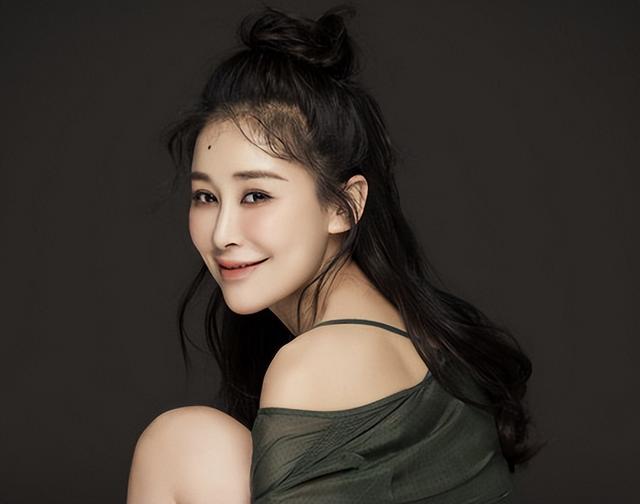 靳东第一任老婆个人简历（靳东现任老婆简历）
