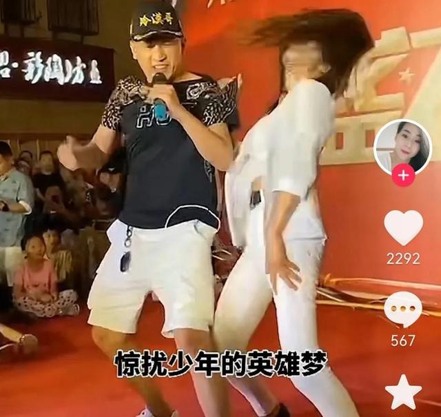 女网红靠装疯卖傻秀下限来博眼球_直播时候上厕所_网友太没下限