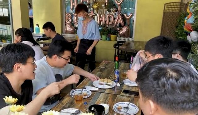 东北大爷进城再就业既刷碗也探店，从蹩脚英语起步抖音圈粉600万